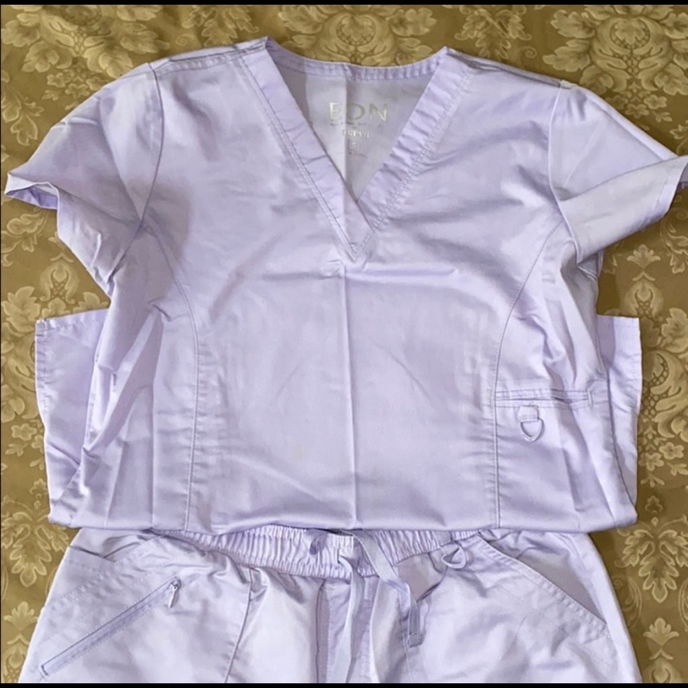 Maevn scrub set